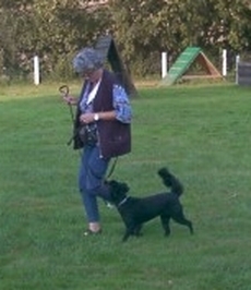 Pepper mit Frauchen auf dem Hundeplatz